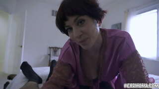 سینگ ماں جیسکا ریان لیتا ہے میں اس کے سوتیلے بیٹے چوستے کرنے کے لئے ان کے نوجوان ڈک