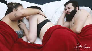 מנאז &#039; קום אנאלי וגוזדה נה קארה דאס דואס אמיגווינה. (לא אדום)