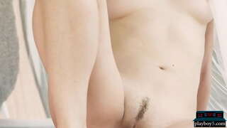 Petite joven modelo rubia muestra su increíble cuerpo apretado con el culo caliente