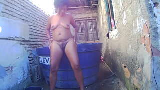 כביסה על הבריכה שלי בעירום