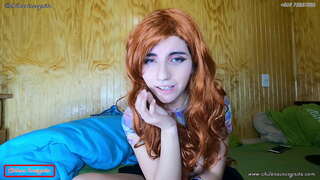 A lány izgatott lesz, a képernyő előtt