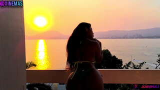 Casal transakcí na varanda e gozando gostoso zatímco jako lodě passavam žádné mar