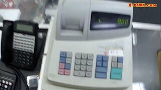 Блондинка красотка сатат өзүнүн баштыктар жана толченый