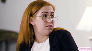 בלונדינית לוהטת והיא מפותחת שותף לפשע הם מתכננים את היעד הגדול הבא.לפתע,אותה קצין המבחן מגיע לחקור את השותף שלה.הם מתנהגים כמו זוג. כדי להוכיח את השוטר.הם מתחילים לנשק וללקק את כל האחרים הכוס.