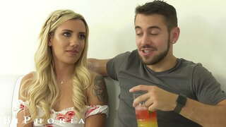 Holka Chce Manžela, Aby Cucat Péro Na Její Narozeniny